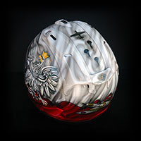 kask malowany aerografem w barwy bia�o-czerwone z symbolami patriotycznymi polskimi
