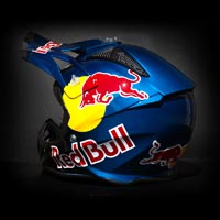 kask malowany aerografem w redbulla 